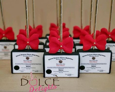 Graduation Dessert Table Ideas, Graduation Dessert Table, Creative Graduation Gifts, Dessert Table Graduation, Graduation Cake Designs, Dessert Table Ideas, Graduation Party Desserts, Nursing School Graduation Party, Graduation Treats