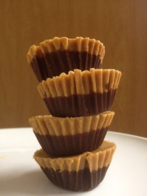 homemade peanut butter cups the healthy way Taffy Recipe, Healthy Peanut Butter Cups, Homemade Dark Chocolate, Cacao Recipes, Homemade Peanut Butter Cups, Dark Chocolate Candy, Coconut Peanut Butter, Healthy Version, Chocolate And Peanut Butter