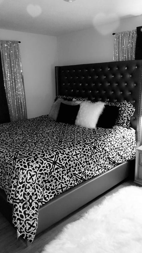 Diamond tufted king bed Luxury Room Bedroom, First Apartment Decorating, Future Apartment Decor, Apartment Decor Inspiration, Teen Bedroom Decor, Luxury Rooms, Girl Bedroom Decor, Room Makeover Bedroom, Small Room Bedroom