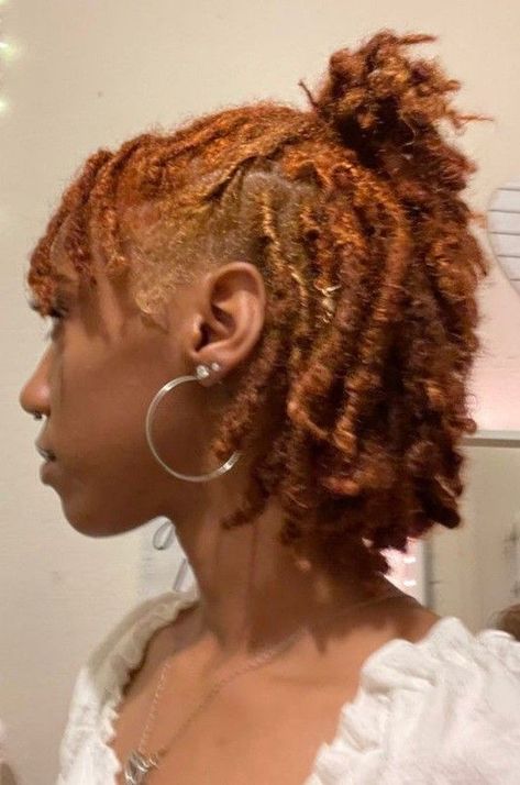 Short Locs With Color, Short Ginger Faux Locs, Hair Dye Ideas Locs, Short Ginger Locs, Ginger Hair Black Women Locs, Copper Locs Black Women, Ginger Locs Black Women, Locs Hairstyles Short, Loc Color Ideas Black Women