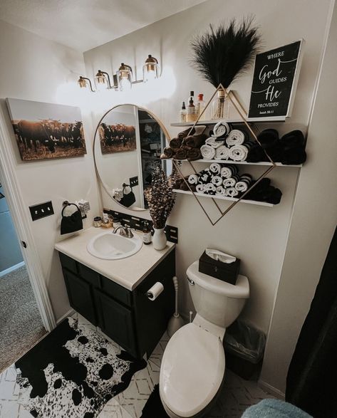 Black And Gold Bathroom Decor Ideas, Small Bathroom Decorating Ideas, Design Small Bathroom, Western Bathroom Decor, Small Bathroom Inspiration, Western Bathroom, Girl Apartment Decor, Gold Bathroom Decor, Black Bathroom Decor