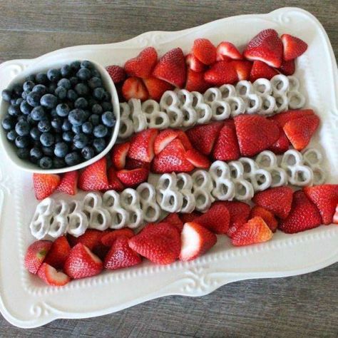 Fruit Platter For Kids, Blue Appetizers, White Chocolate Covered Pretzels, Yogurt Covered Pretzels, Patriotic Food, Blue Desserts, 4th Of July Desserts, Fourth Of July Food, Blue Food