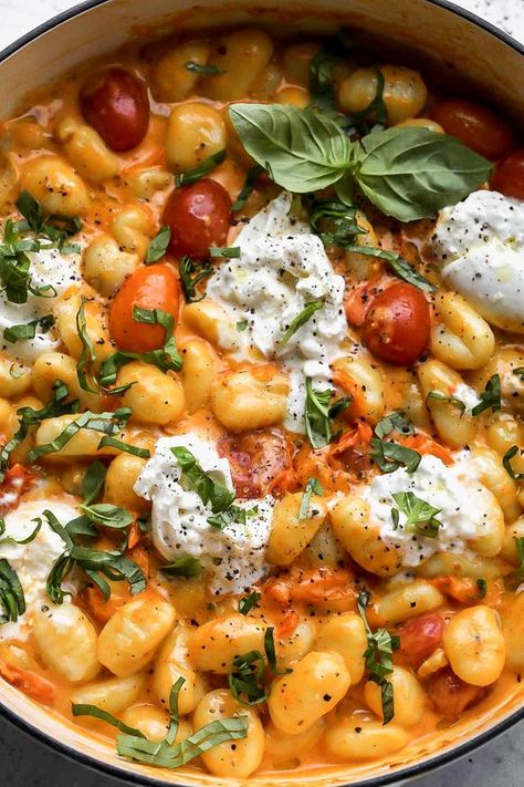 30 Minute Creamy Tomato Gnocchi with Burrata #dinnerideas #dinnerrecipes #crockpotrecipes #easydinnerrecipes #chickenrecipes #healthydinnerrecipes #chickenbreastrecipes Gnocchi With Burrata, Creamy Tomato Gnocchi, Vegetarische Diners, Tomato Gnocchi, Resep Pasta, Diner Recept, Good Eat, Think Food, Gnocchi