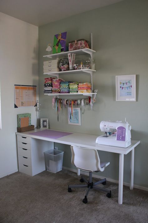 Small Office Inspiration, Mythical Land, Small Sewing Rooms, Most Pinned, Knitting Room, Sewing Station, Sewing Room Inspiration, Hack Ikea, Sewing Room Design