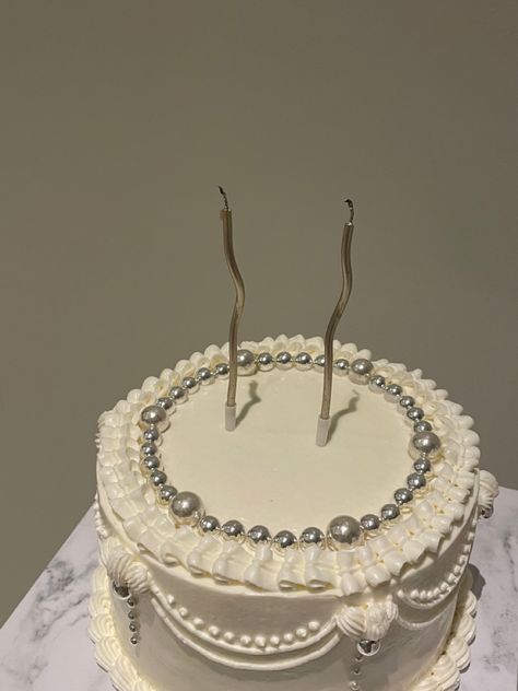 Silver Cake Decorations, Old Money Birthday Cake, White Birthday Cake Aesthetic, Old Money Cake, White Cake Aesthetic, White And Silver Cake, Silver Birthday Cake, Gothic Birthday Cakes, Money Birthday Cake