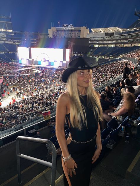 Black Outfit Country Concert, Silver Cowboy Outfit, Black Dress Country Concert, Black And Silver Cowgirl Outfit, Concert Makeup Black, All Black Country Concert Outfit, Black Cowgirl Hat Outfit, Black Country Concert Outfit, Black Cowboy Hat Outfit