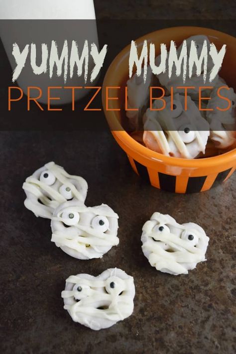 Halloween Mummy Pretzels | Great Party Treat Idea | This Girl's Life Blog Mummy Pretzels, Mummy Treats, Halloween Food Decorations, Delicious Halloween Treats, Halloween Pretzels, Yogurt Covered Pretzels, Halloween Deserts, White Chocolate Pretzels, Deserts Easy