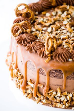 Epicly rich and moist chocolate cake with layers of salted caramel and crunchy pretzel pieces. A milk chocolate buttercream is the perfect finish touch. Salted Caramel Pretzel Cake, Pretzel Cake, Caramel Cakes, Cake Cabinet, Cake With Layers, Salted Caramel Pretzels, Simple Cakes, Amazing Meals, Caramel Pretzels