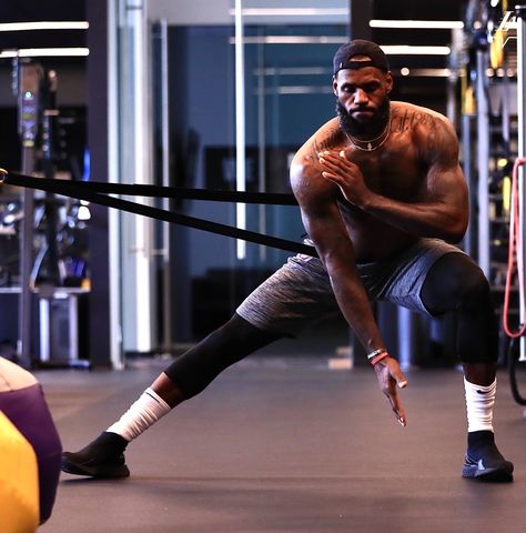 LeBron James Lebron James Body, Lebron James Workout, Basketball Editorial, Lebron James And Wife, Jogging Adidas, Muscular People, James Lebron, Kobe Bryant Michael Jordan, Jordan Quotes