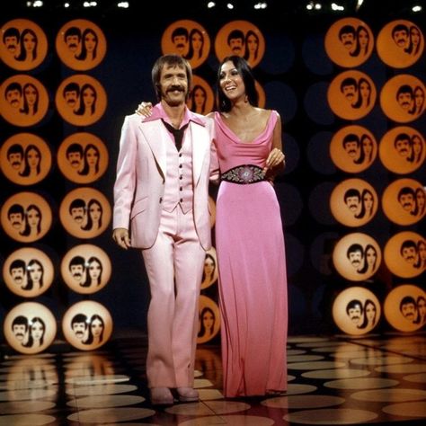 Real-life drama unfolds during Sonny & Cher's years on TV (1976) #sonnyandcher #sonny #cher #vintageTV #varietyshow #seventies #1970s #70s #celebrities #television #clickamericana Cher 1960s, Sonny And Cher Show, Cher 70s, 70s Celebrities, 70s Sitcoms, Cher Fashion, Cher Looks, Cher Costume, Cher Show