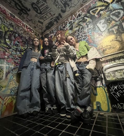 Grunge Friend Group Aesthetic, Teenage Dirtbag Outfit Girl, Urbex Outfit, Teenage Dirtbag Aesthetic Outfits, Skater Friend Group, Grunge Friend Group, Cool Picture Ideas, Cute Insta Poses, Alt Friends