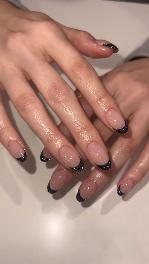 Short Oval Nails Designs Black, Black Hoco Nails Almond, Sparkly Black French Tip Nails Almond, Nail Inspo For Black Prom Dress, Black Sparkle Tip Nails, Black Reflective Nails, Black Sparkle Acrylic Nails, Black Chrome French Tip Nails, Glittery Black Nails