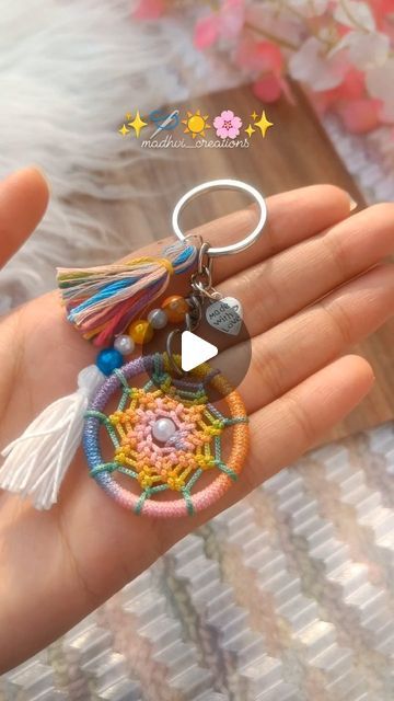 Handmade Keychains Diy, Dream Catcher Keychain, Atrapasueños Diy, Ankle Bracelets Diy, Dream Catcher Craft, Handmade Keychains, Art And Craft Videos, Keychain Handmade, Fun Easy Crafts