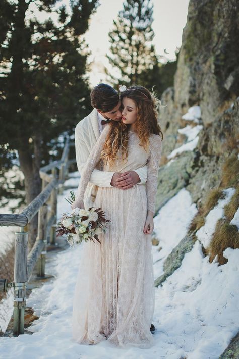 A snowy landscape was the gorgeous backdrop for this bohemian inspired winter wedding shoot from Spain. Woodland Wedding Inspiration, Bohemian Winter, Bohemian Wedding Dress Lace, Boho Wedding Ideas, Winter Bride, Snowy Landscape, Long Sleeve Wedding Dress Lace, Boho Wedding Dress Lace, Winter Wedding Inspiration