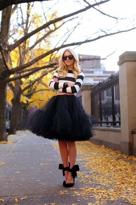 "Don't mess with my bows," she said, challenge in every line of her body. Tulle Skirts Outfit, Tulle Skirt Black, Feminine Skirt, Tulle Midi Skirt, Black Tulle, Skirt Outfit, Mode Inspiration, Style Outfits, Look Chic