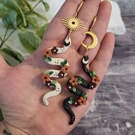 Mismatched Celestial Snake Earrings, Boho Snake Dangles, Pagan Snake Dangles, Polymer Clay Earrings, Witchy Earrings, Clay Snake Earrings - Etsy France Clay Snake Earrings, Boho Snake, Celestial Snake, Clay Snake, Witchy Earrings, Halloween Clay, Fancy Boxes, Earrings Clay, Snake Earrings