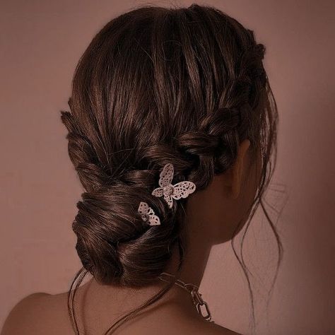 Hairstyle Wisuda, Xv Hairstyles, Prom Hair Up, Royal Hairstyles, Hairstyles Casual, Men Braids, Cute Prom Hairstyles, Simple Prom Hair, Ball Hairstyles