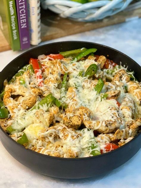 Philly Cheesesteak Skillet, Easy Pesto Chicken, Cheesesteak Skillet, Chicken Philly Cheesesteak, Chicken Philly, Healthy One Pot Meals, Chicken Pesto Recipes, Low Carb High Protein, Spicy Seasoning