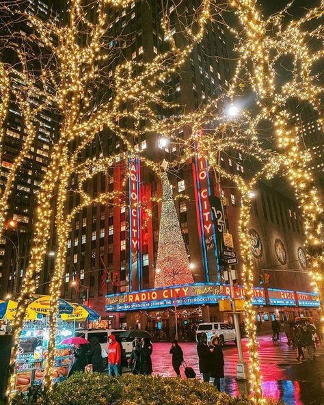 Nyc Christmas Aesthetic, Christmas New York City, Christmas Towns To Visit, Best Christmas Destinations, Places To Visit In December, Christmas Therapy, Christmas Trips, Christmas Core, Christmas New York