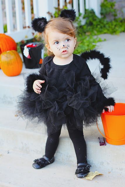 11 Easy DIY Toddler Halloween Costume Ideas you can make for your cute little one this weekend! Diy Black Cat Costume, Toddler Cat Costume, Diy Fantasia, Black Cat Costume, Cat Costume Diy, Black Cat Costumes, Toddler Girl Halloween, Diy Halloween Costumes For Kids, Homemade Halloween Costumes