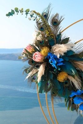 Peacock Wedding Centerpieces, Peacock Wedding Inspiration, Feather Wedding Decorations, Santorini Wedding Venue, Peacock Wedding Theme, Intimate Wedding Venues, Peacock Theme, Jewel Tone Wedding, Santorini Wedding