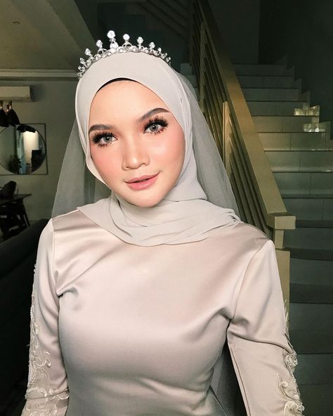 Makeup Nikah, Malaysia Hijab, Wedding Akad, Muslim Wedding Hijab, Wedding Hijab Styles, Muslim Wedding Gown, Nikah Outfit, Muslim Brides, Hijab Wedding Dresses