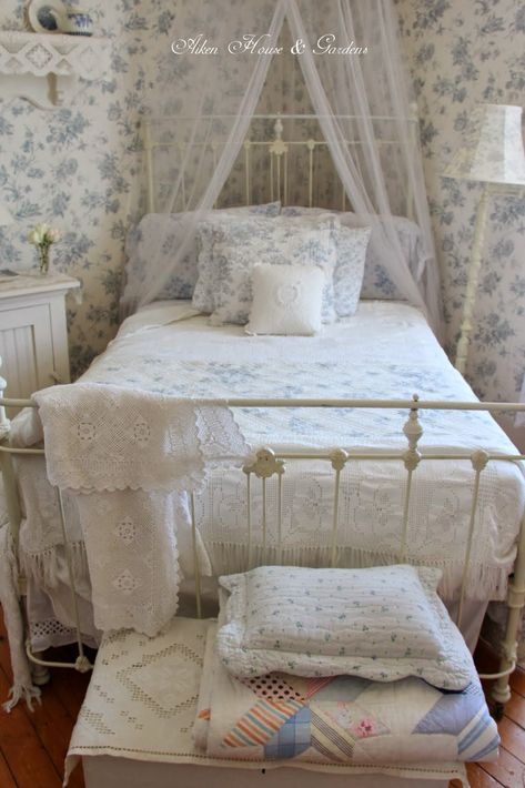 Shabby Chic Decorating, Shabby Bedroom, House Gardens, Shabby Chic Bedroom, Cottage Bedroom, Shabby Chic Bedrooms, Iron Bed, Pretty Room, Dreamy Bedrooms