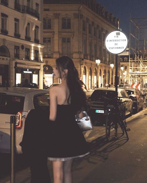 Walking Down The Street, Woman Walking, 사진 촬영 포즈, Dark Feminine Aesthetic, Vegas Trip, Body Poses, Beach Poses, Feminine Aesthetic, Pose Reference Photo