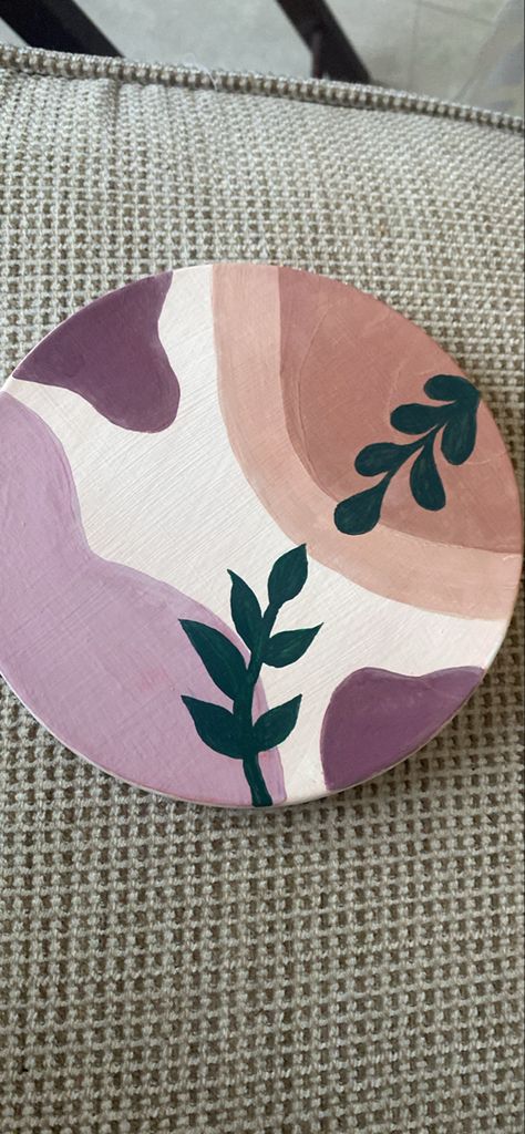 Simple Circle Paintings, Cute Paintings On Small Canvas, Round Cardboard Painting Ideas, Circle Paintings Easy, Circle Canvas Art Ideas, Easy Painting Ideas On Circle Canvas, Wooden Circle Painting Ideas, Painting Ideas On Round Canvas, Painting Ideas On Circle Canvas