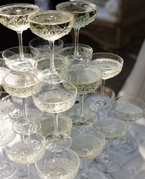 Pearls And Processo Party, Champagne And Pearls Theme, Pearl Wedding Aesthetic, Champagne Themed Party, Prosecco And Pearls, Pearls And Prosecco Bachelorette, Prosecco Tower, Bridal Shower Ideas Themed Elegant, Champagne Tower Aesthetic