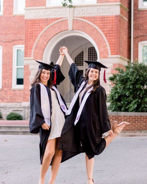 College Graduation Pictures Best Friends, Graduation Pictures Two Friends, College Graduation Friend Pictures, Best Friend Grad Photos, Bestfriend Graduate Photoshoot, Bad And Boujee Outfits, Cap And Gown Pictures, Friend Graduation, Grad Photography