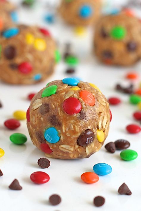 No-Bake Monster Cookie Balls - a sweet bite-sized treat that's easy to make and tastes just like everyone's favorite monster cookie! Monster Cookie Balls, Monster Balls, Lactation Bites, Cookie Balls, Cookie Bites, Monster Cookie, Cookie Ball, Protein Balls, Mandala Tattoo Design