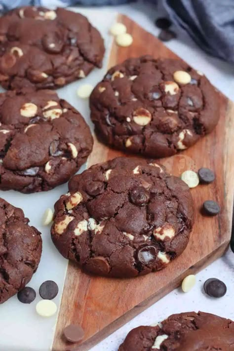 Triple Chocolate NYC Cookies! - Jane's Patisserie Levain Cookie Recipe, Cookies Nyc, Nyc Cookies, Famous Cookies, Triple Chocolate Chip Cookies, Food Photography Dessert, Janes Patisserie, Cookies Recipes Chocolate, Triple Chocolate Cookies