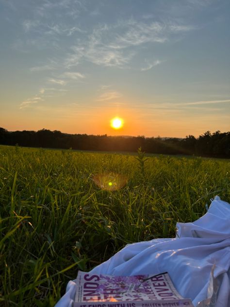 sunset picnic date Sunset Picnic Aesthetic, Sunset Picnic, Picnic Aesthetic, Cute Date Ideas, Picnic Date, Summer Bucket Lists, Summer Picnic, My Happy Place, Book Aesthetic