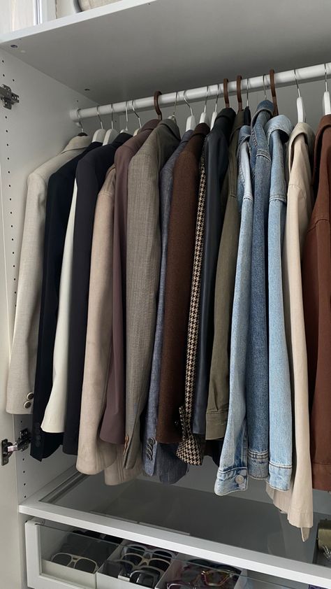 Dorm Bathroom Organization, Minimal Closet, Men Pants Pattern, Organized Closet, Winter Fashion Outfits Casual, Closet Goals, Garment Racks, Looks Black, Easy Trendy Outfits