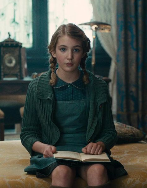 Sophie Nélisse in The Book Thief Sophia Nelisse, Liesel And Rudy, The Book Thief Quotes, Thief Quotes, Sophie Nelisse, Books And Tea, Book Thief, Dark Materials, The Book Thief