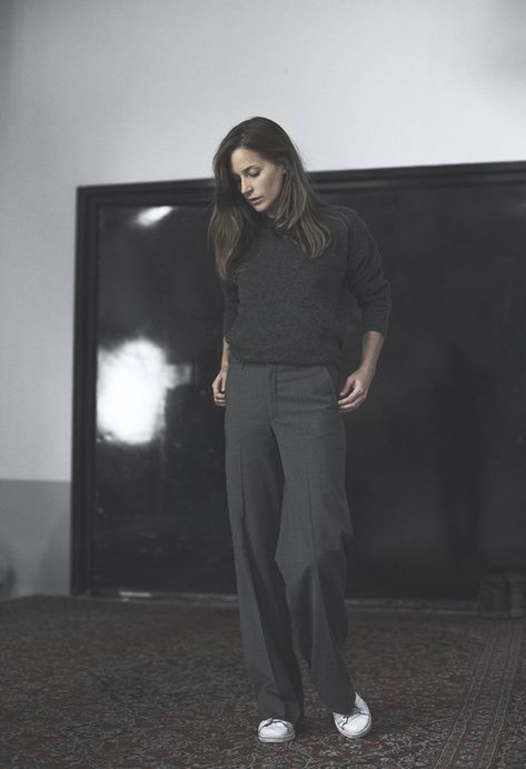 Sweater & slacks, Filippa K. Style Désinvolte Chic, Style Casual Chic, Grey Slacks, Sneakers Fashion Outfits, Looks Street Style, Minimal Chic, Mode Inspo, Looks Chic, Sneakers Outfit