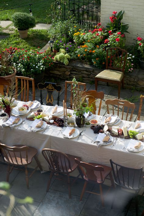 A Daily Gathering Countryside Dinner + A Lush Table Runner - A Daily Something Farmhouse Dinner, French Dinner Parties, Family Style Weddings, Outdoor Dinner Party, Italian Dinner Party, Lunch Party, Engagement Dinner, Backyard Dreams, Lunch Table