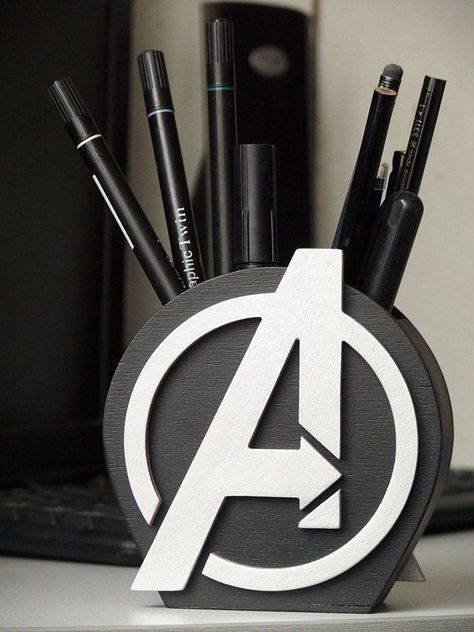 Logo Avengers, Marvel Decor, Avengers Room, 3d Tiskárna, Marvel Room, Pen Organizer, Drukarka 3d, Avengers Logo, Marvel Clothes