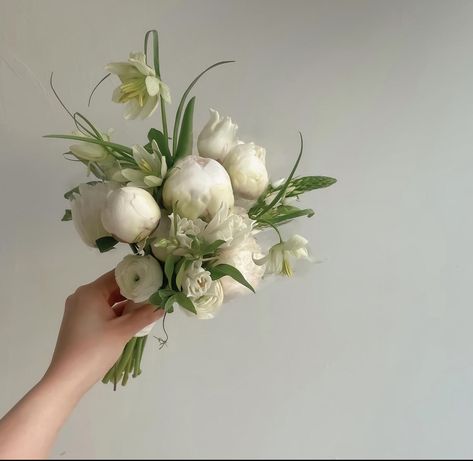 Minimalistic Wedding Bouquet, Minimal Bouquet, Greenery Bridal Bouquet, Flower Arragement, Simple Bouquet, Wedding April, Bridesmaid Bouquets, Summer Soiree, Wedding Mood Board