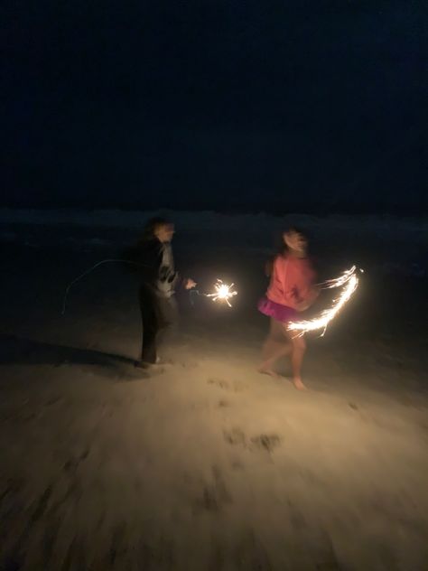 Nye Beach, Beach Sparklers, Beach Sparkler Pictures, Sparklers On The Beach, Beach Bonfire Photoshoot, Sparklers Aesthetics, Beach Bonfire Aesthetic, Bonfire Beach Night, Sparkler Pictures