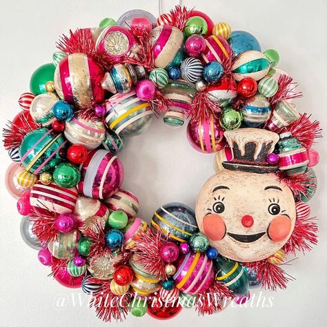 Christmas Decor Party Ideas, Vintage Wreaths, Christmas Decor Party, Vintage Ornament Wreath, Holiday Eye, Christmas Studio, Folk Art Ornament, Bauble Wreath, Merry Christmas To Everyone