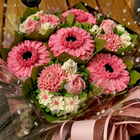 🌸🧁 "Flowers you can eat!" 🧁🌸 Gerberas, rose buds and chrysanthemums make up this pretty 7 cupcake bouquet in shades of pink. Each cupcake is handpiped in vanilla buttercream. #buttercreamflowers #buttercreamflowercupcakes #cupcakebouquet #cupcakebouquetadelaide #floralcupcakes #adelaidefloralcupcakes #adelaidecakes #woodcroftcakes #adelaidecupcakebouquet Floral Cupcakes, Cupcake Bouquet, Buttercream Flowers, Vanilla Buttercream, Shades Of Pink, Chrysanthemum, Rose Buds, Butter Cream, Cupcake