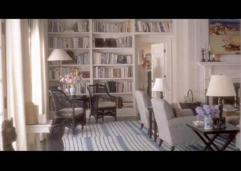 Something's Gotta Give House, House In The Hamptons, Beach House Living Room, Nancy Meyers, Living Room Shelves, Hamptons House, Beach House Interior, Beach House Design, A Living Room