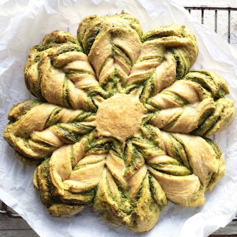 Bread Wreath, Pesto Bread, Star Bread, Christmas Bread, Pesto Pizza, Bread Art, British Baking, Christmas Appetizers, Party Food Appetizers