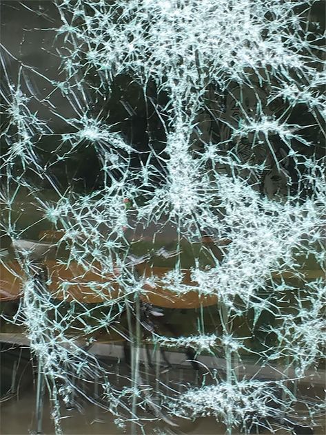 Artist Smashes Glass Storefront With A Hammer And Creates Amazing Art Simon Berger, Storefront Glass, Smash Glass, L'art Du Vitrail, Glass Art Design, Wine Glass Art, Beach Glass Art, Glass Art Projects, Shattered Glass