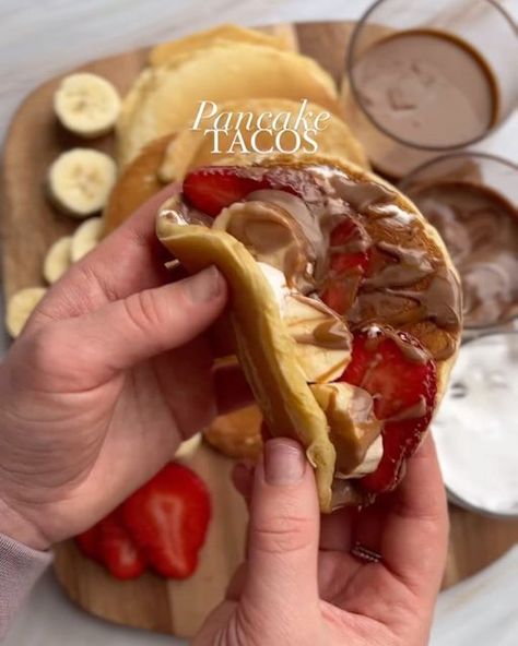 PANCAKES on Instagram: "Pancake tacos 🌮🥞  melted biscoff, melted milk & white chocolate spread and fluff 🍓🍌  🎥 by @hayleys.world" Late Night Snack Recipes, Petit Dej Healthy, Pancake Tacos, Strawberry Nutella, Sandwich Ideas, Cooking Cream, Classic Breakfast, Chocolate Spread, Breakfast Tacos