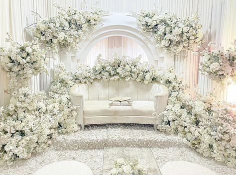 Pelamin White Theme, Pelamin Classic Modern, Pelamin Garden Theme Indoor, Modern Malay Wedding, Pelamin Nikah Mewah, Wedding Throne Decoration, Akad Nikah Decoration, Malay Wedding Pelamin Simple, Pelamin Rumah