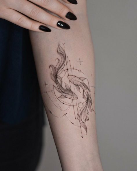 Star Tattoos With Quotes, Multiple Back Tattoos Women, Vertical Chest Tattoo, Koi Fish Line Art, Betta Tattoo, Pisces Tattoo Designs, Pisces Tattoos, Inspiration Tattoo, Fish Tattoo