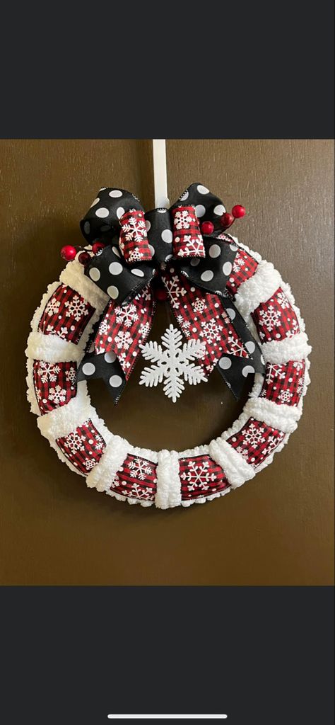 Diy Yarn Wreath Tutorial, Christmas Yarn Wreaths, Yarn Wreaths, Diy Wreath Bow, Winter Diy Crafts, Holiday Wreaths Diy, Christmas Yarn, Easy Christmas Wreaths, Christmas Mesh Wreaths